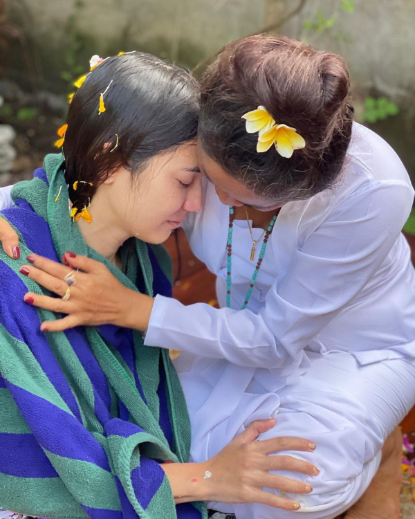 Pevita Pearce Jalani Ritual Melukat di Bali, Tepis Pindah Agama