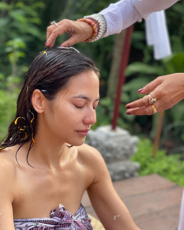 Pevita Pearce Jalani Ritual Melukat di Bali, Tepis Pindah Agama