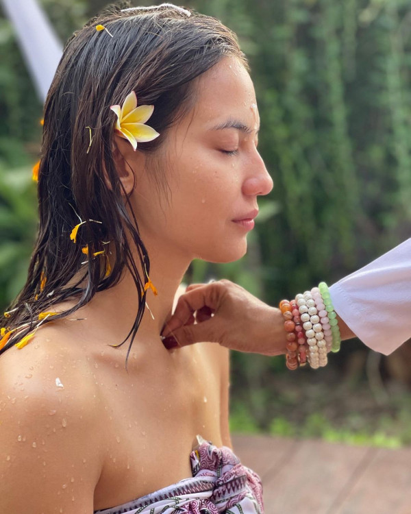 Pevita Pearce Jalani Ritual Melukat di Bali, Tepis Pindah Agama