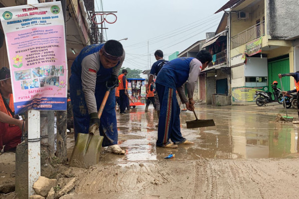 Banjir Surut, Warga PGP Dibantu Damkar Bekasi Bersihkan Lumpur