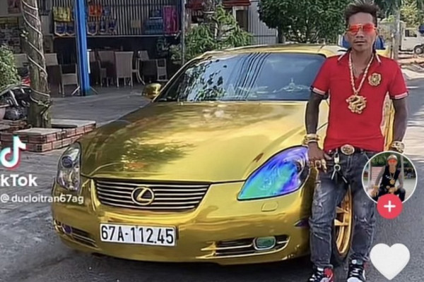 Viral! Pria Vietnam Kenakan 2 Kg Perhiasan Emas di Tubuhnya