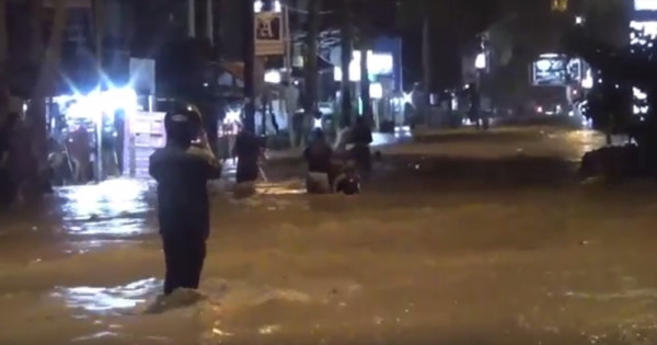 Banjir Bandang Palopo, Jalur Trans Sulawesi Lumpuh Total