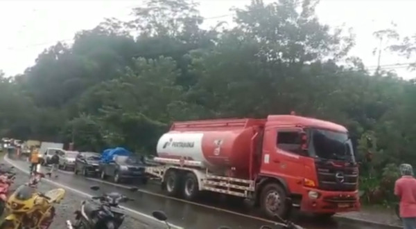 Nahas! 2 Sales Obat Tertimpa Pohon Tumbang di Jalan Trans Sulawesi Toraja