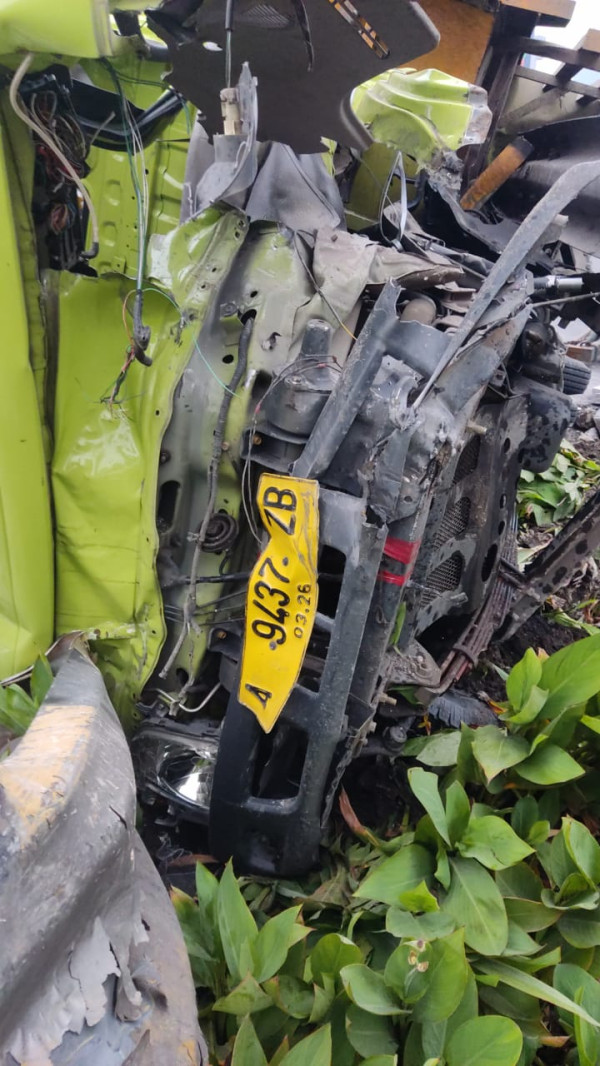 Tabrak Pembatas Jalan, Truk Bermuatan Hebel Terguling di MT Haryono