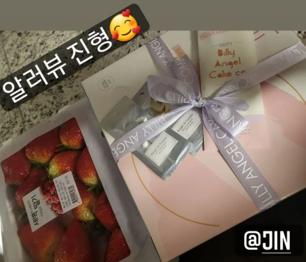 J-Hope BTS Ultah ke-29, Jin Berikan Hadiah Sikat Toilet Emas