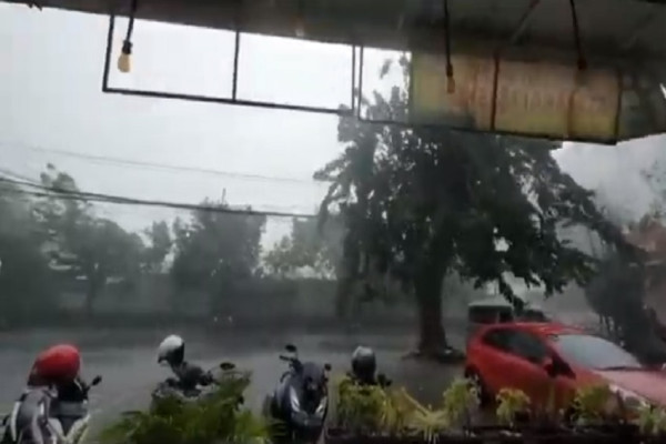 Surabaya Diterjang Hujan Es 15 Menit dan Angin Kencang, Banyak Pohon Tumbang