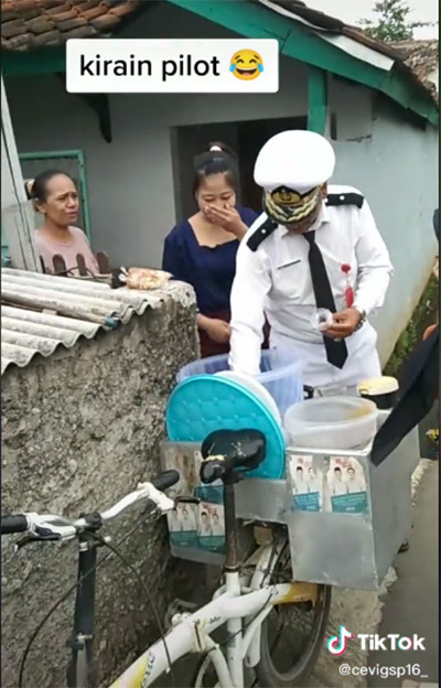Viral! Penjual Cimol Pakai Baju Pilot, Dipuji Sandiaga Uno: Marketing Tingkat Dewa