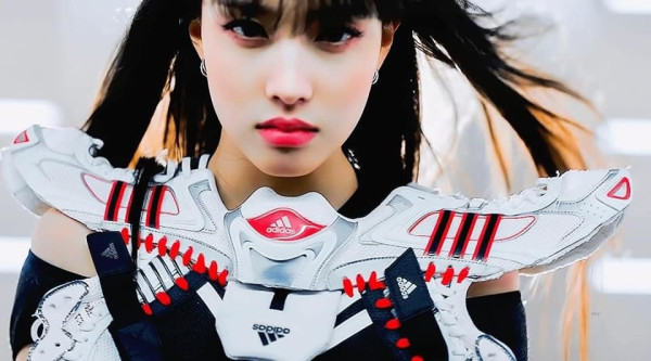 8 Kostum Panggung Idol K-Pop Aneh tapi Unik, Sneakers dan Kaus Kaki Jadi Atasan!