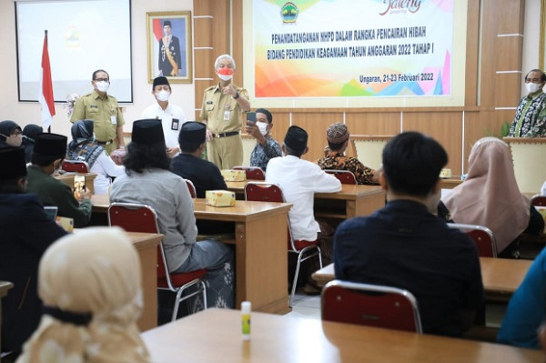 Ganjar Beri Bantuan 2201 Lembaga Agama Senilai Rp107 M