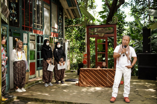Naluri Klowor Waldiyono Menggelorakan Bahasa Ibu dari Desa Kartun Sidareja