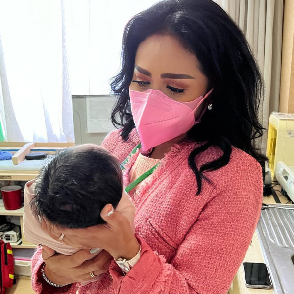 Krisdayanti Ungkap Kondisi sang Cucu dan Aurel Hermansyah Usai Lahiran