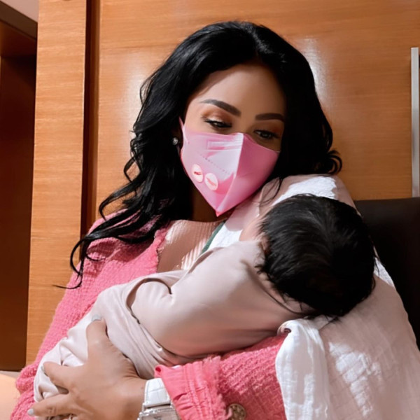 Sambut Kelahiran Cucu, Anang Hermansyah dan Keluarga Kompak Pakai Baju Pink
