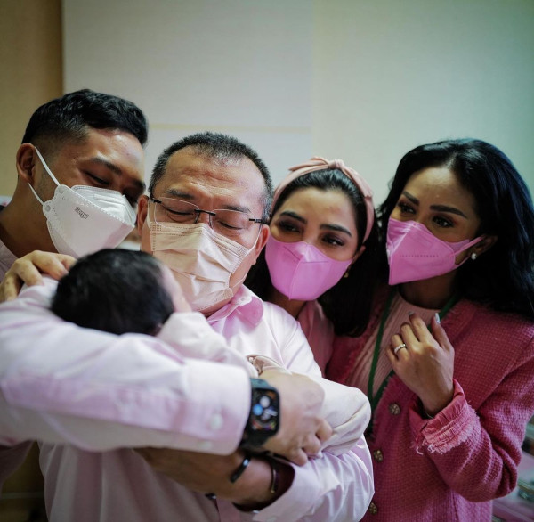Sambut Kelahiran Cucu, Anang Hermansyah dan Keluarga Kompak Pakai Baju Pink