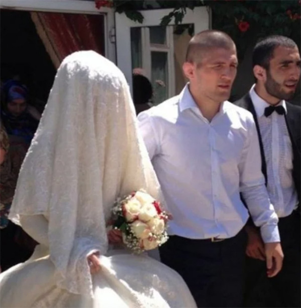 5 Fakta Istri Khabib Nurmagomedov, Salah Satunya Dekat dengan Tradisi Poligami