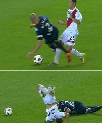 5 Pelanggaran Brutal dalam Sepak Bola, Salah Satunya Bikin Kaki Lawan Patah