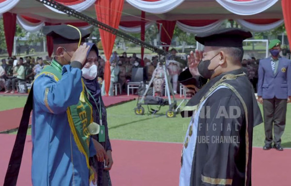 Kisah Penjual Gorengan Lulus Jadi Prajurit TNI, KSAD Dudung Menangis Haru
