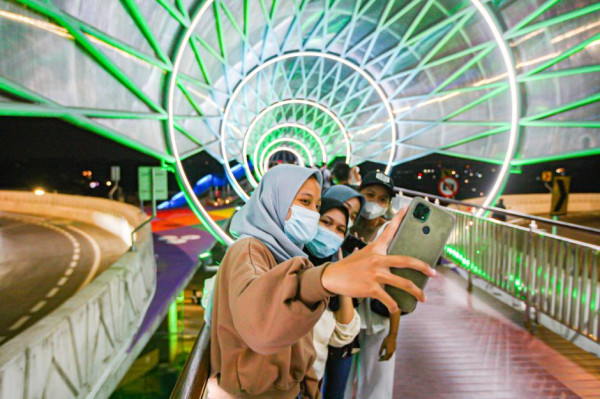 Warna-warni JPO Flyover Tapal Kuda