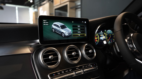 Goda Penggila SUV Mewah, Ini yang Perlu Diketahui dari Mercedes GLC Night Edition