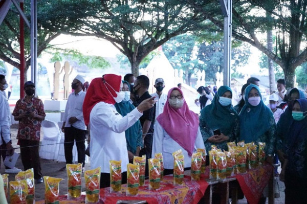 Bupati Winarti Melakukan Operasi Pasar Minyak Goreng Sekaligus Memberikan Dana Desa di Banjar Agung