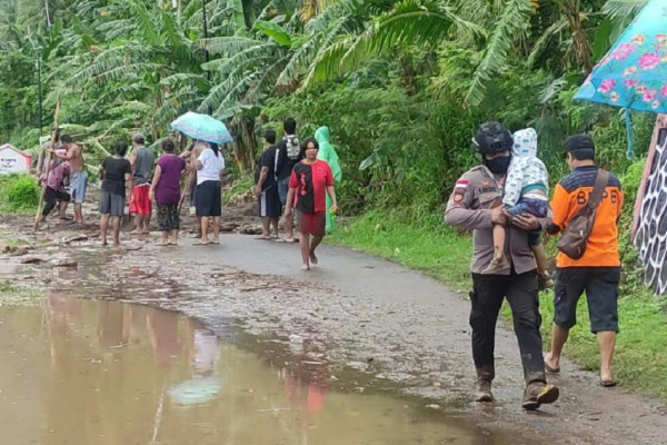 Heroik! Anggota Polisi Brigadir Safly Siodo Selamatkan Ibu dan Balita dari Terjangan Banjir