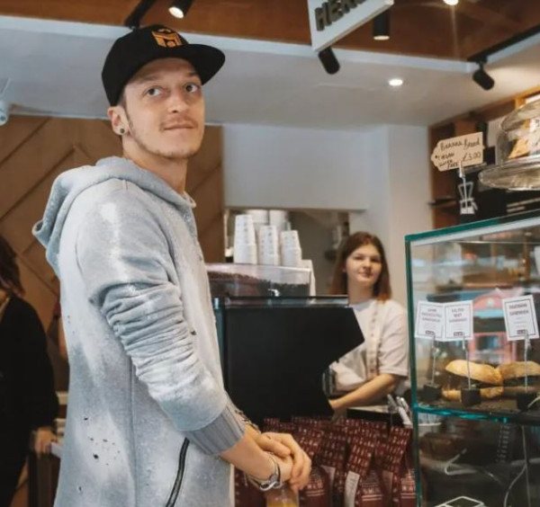 Kekayaan Mesut Ozil dari Bisnis Kopi hingga Sepatu Merek Sendiri Dibuat di Indonesia!