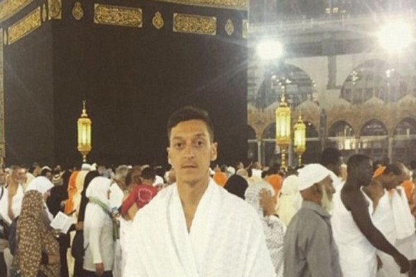 5 Pesepak Bola yang Sudah Tunaikan Ibadah Haji