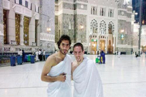 5 Pesepak Bola yang Sudah Tunaikan Ibadah Haji