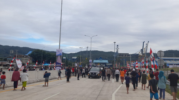 Ribuan Warga Bitung Tumpah Ruah ke Jalan Menanti Kedatangan Presiden RI Jokowi