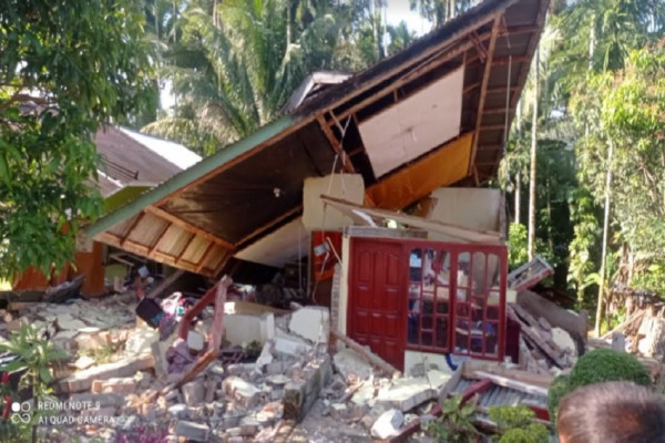 Usai Diguncang Gempa M6,2, Semburan Lumpur Panas Muncrat di Permukiman Warga