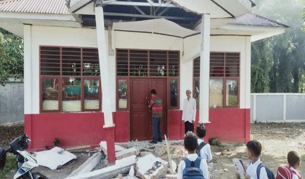 Penampakan Bangunan Hancur Diguncang Gempa Bermagnitudo 6,2 di Pasaman Barat
