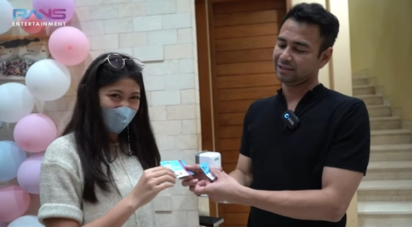 Raffi Ahmad Bagikan 50 Gram Emas untuk Karyawan, Harganya Capai Rp47 Juta