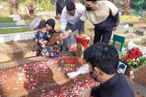 Gala Sky Cium Foto Vanessa Angel saat Ikut Ziarah ke Makam Kedua Orang Tuanya