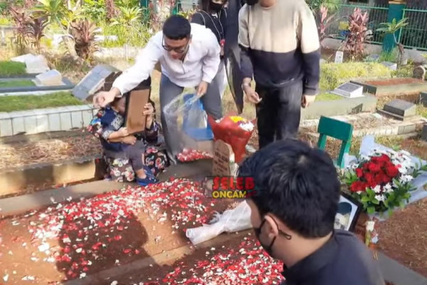 Gala Sky Cium Foto Vanessa Angel saat Ikut Ziarah ke Makam Kedua Orang Tuanya