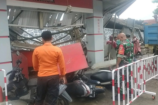 SPBU Porak Poranda Diterjang Angin di Bogor, 5 Motor Tertimpa Reruntuhan