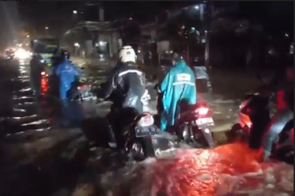 Trawas Hujan Lebat, Jalur Mojokerto-Pasuruan Lumpuh Kebanjiran