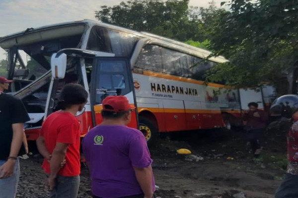 Penampakan Bus Pariwisata Harapan Jaya usai Dihantam KA Dhoho 4 Orang Tewas