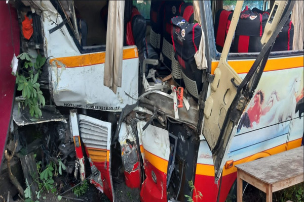 Penampakan Bus Pariwisata Harapan Jaya usai Dihantam KA Dhoho 4 Orang Tewas
