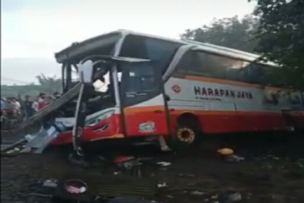 Penampakan Bus Pariwisata Harapan Jaya usai Dihantam KA Dhoho 4 Orang Tewas