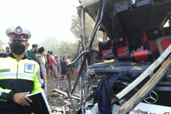 Penampakan Bus Pariwisata Harapan Jaya usai Dihantam KA Dhoho 4 Orang Tewas