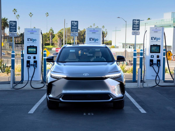 Beli Mobil Listrik Toyota Gratis Isi Ulang Baterai Selama Setahun