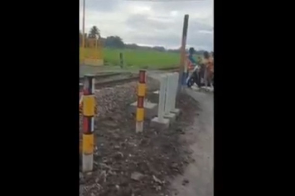 Aksi Heroik Agus Suyitno, Kakek yang Selamatkan Nyawa 2 Orang dari Sambaran Kereta Api