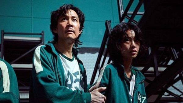 Aksi Sujud Jung Ho-Yeon ke Lee Jung-Jae saat Menang SAG Awards Jadi Polemik