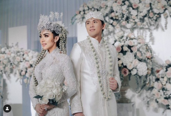 10 Artis Indonesia yang Menikah dengan Adat Sunda