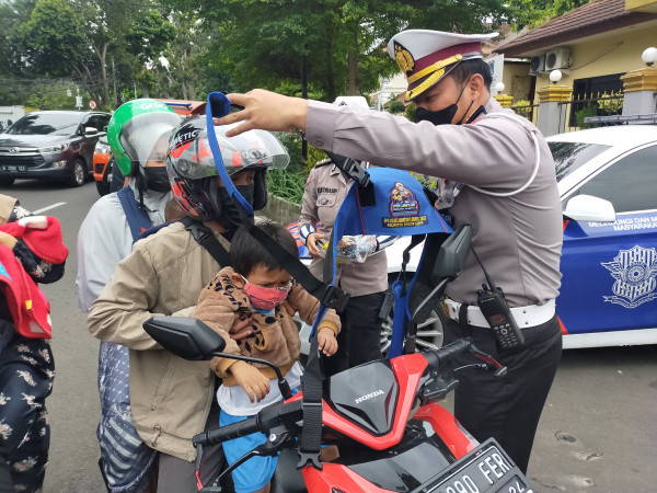 Operasi Keselamatan Lodaya 2022, Polisi di Bogor Bagikan Sabuk Pengaman Anak ke Pemotor