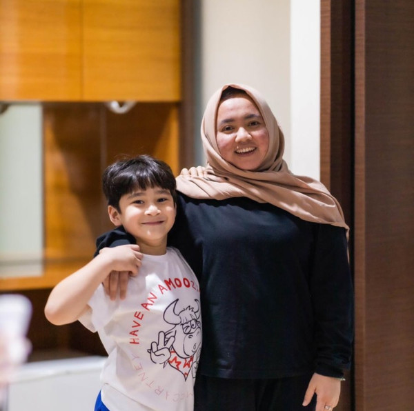 3 Pengasuh Anak Artis yang Terkenal, Nomor Terakhir Ditransfer Uang Rp100 Juta dan Dapat Emas