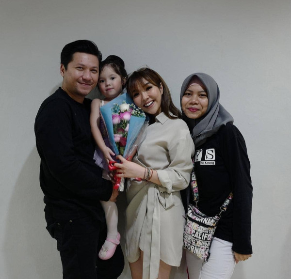 3 Pengasuh Anak Artis yang Terkenal, Nomor Terakhir Ditransfer Uang Rp100 Juta dan Dapat Emas