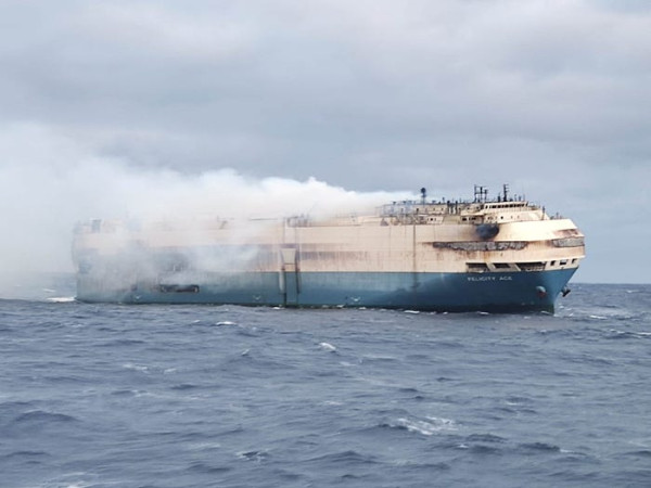 Kapal Kargo Pengangkut 4.000 Mobil Mewah yang Terbakar Akhirnya Tenggelam