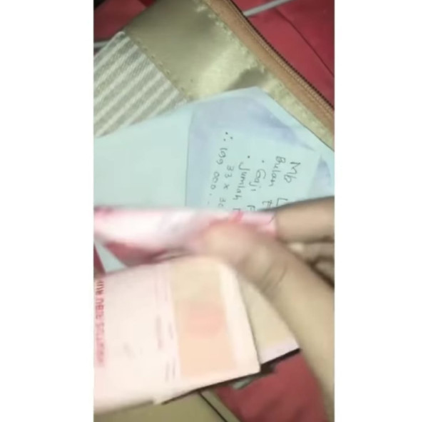 Viral Guru Buka Amplop Gaji Pertama, Jumlahnya Bikin Nyesek