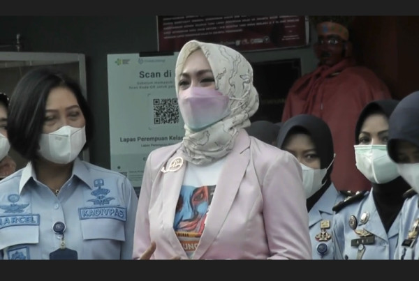 Penampakan Angelina Sondakh Keluar Lapas Pondok Bambu, Terlihat Menangis