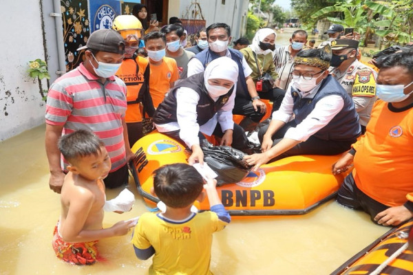 Khofifah Kerahkan Semua Sumber Daya untuk Pastikan Banjir Pamekasan Cepat Surut